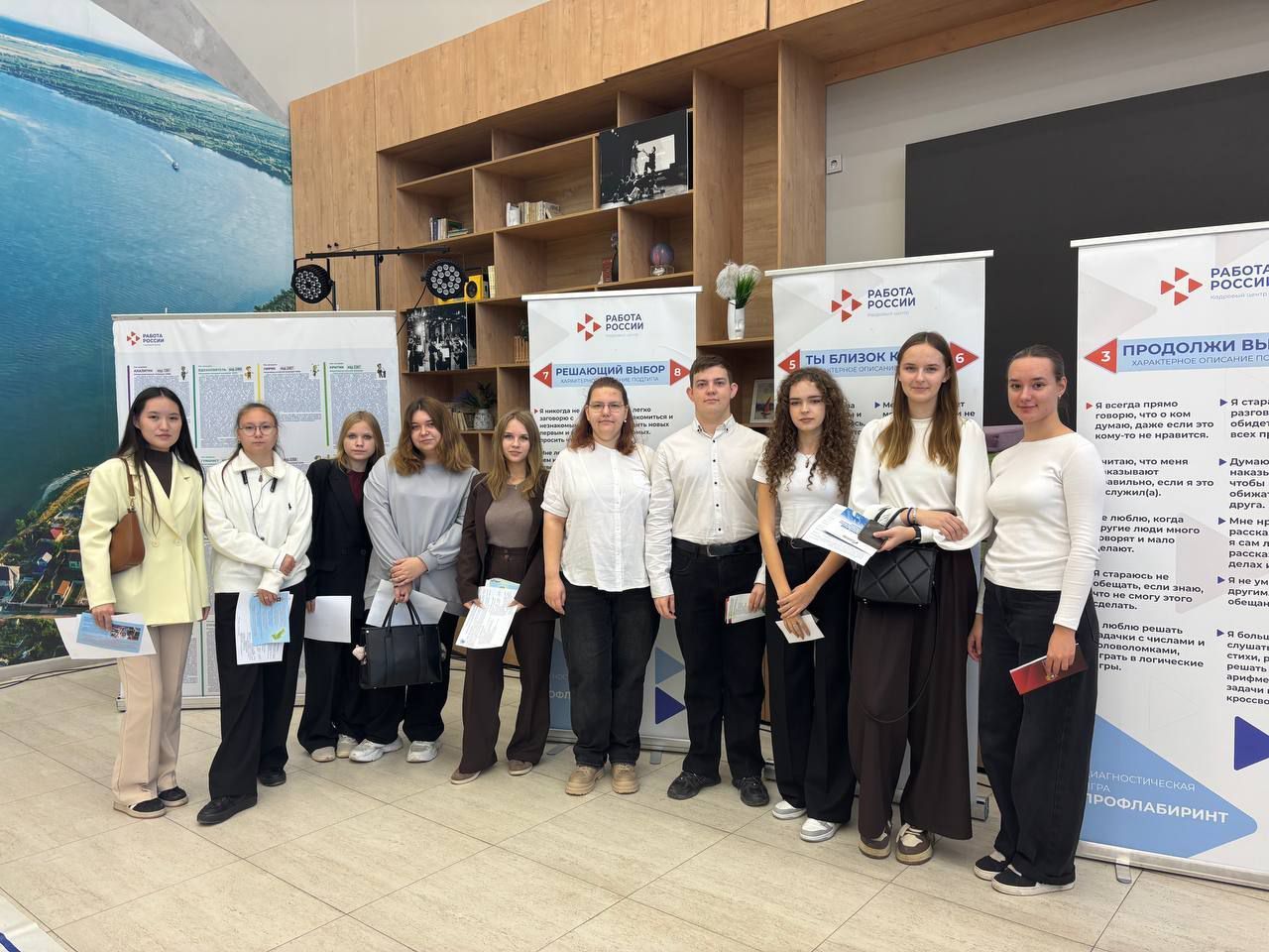 Студенты АГПК на ярмарке трудоустройства в рамках визита министра труда Студенты АГПК на ярмарке трудоустройства в рамках визита министра труда