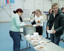 В АГПК прошла торжественная линейка, посвящённая 77-й годовщине Победы