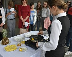 Более 200 школьников посетили День открытых дверей в АГПК